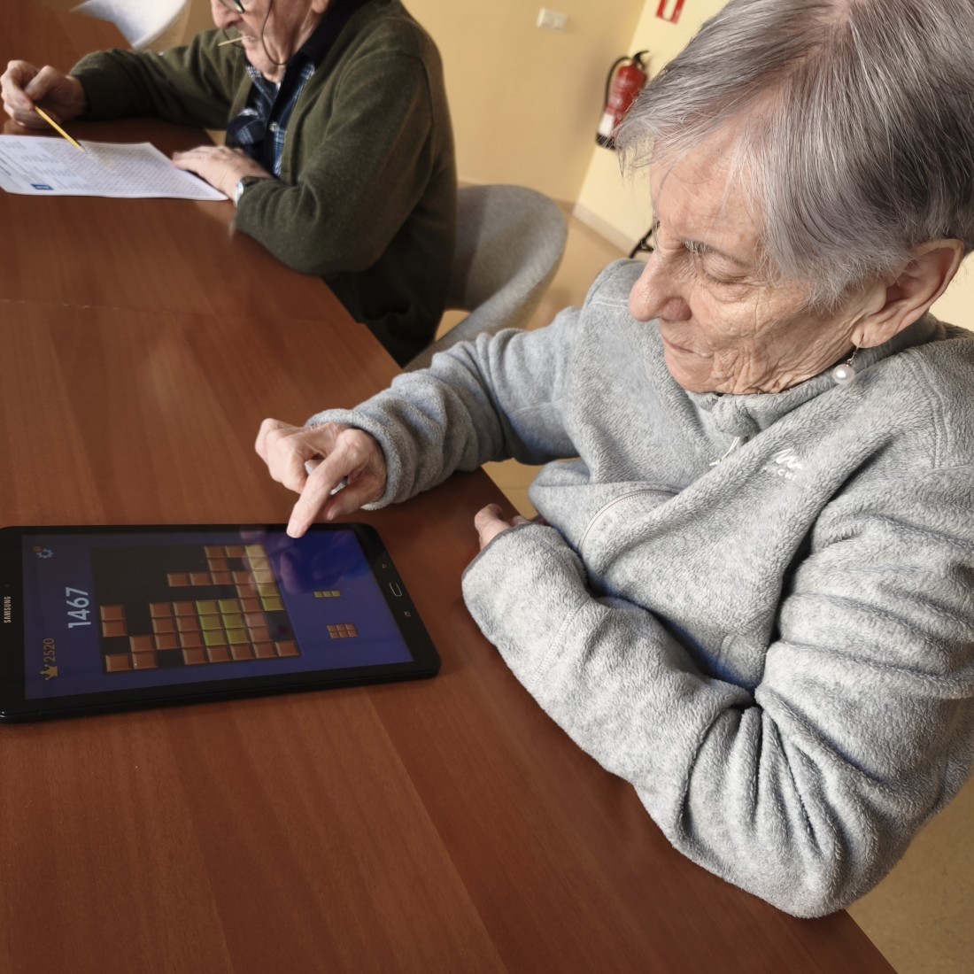 Persones grans i tecnologia: una aliada per connectar, estimular i cuidar